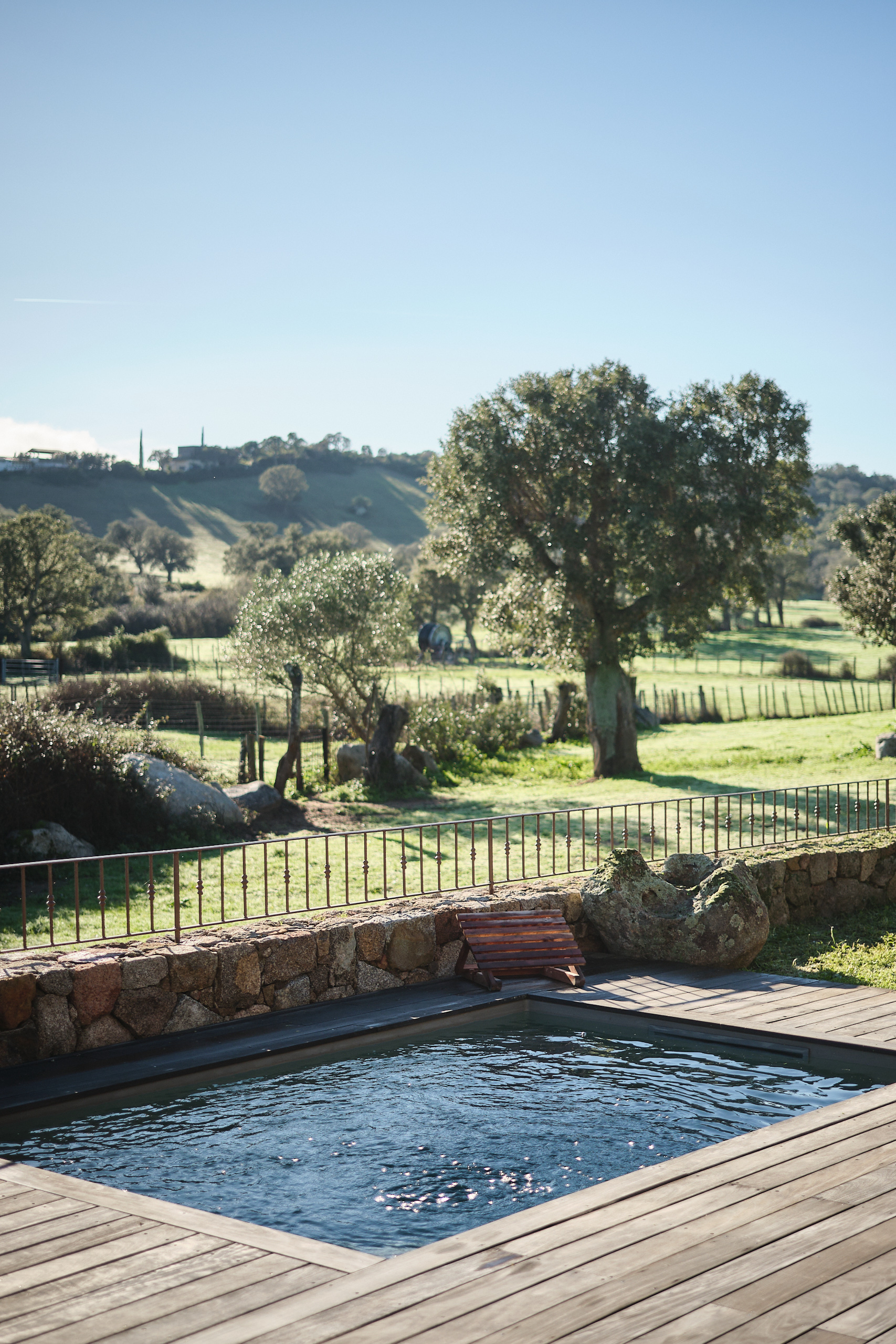 Piscine privée avec vue sur la campagne à la Bergerie Amanza, bergerie de charme en Corse